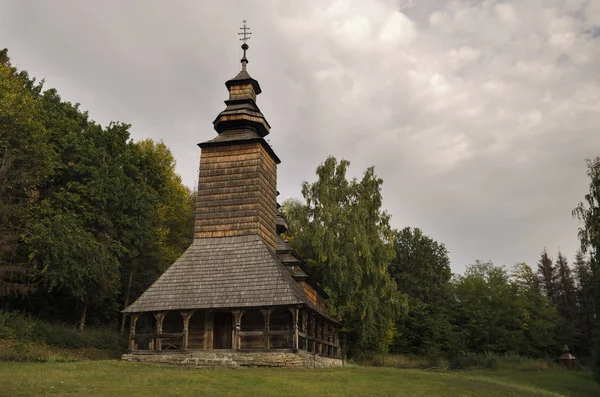 Старая Деревянная Христианская Церковь Осенью Фоне Деревьев Облачного Неба Украина — стоковое фото