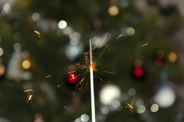 Fogo Bengala Com Faíscas Voadoras Fundo Uma Árvore Natal Close — Fotografia de Stock