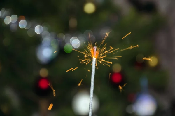 Fogo Bengala Com Faíscas Voadoras Fundo Uma Árvore Natal Close — Fotografia de Stock