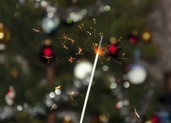 Fogo Bengala Com Faíscas Voadoras Fundo Uma Árvore Natal Close — Fotografia de Stock