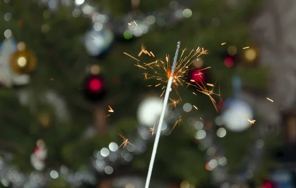 Fogo Bengala Com Faíscas Voadoras Fundo Uma Árvore Natal Close — Fotografia de Stock