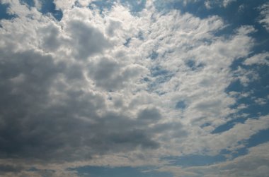 kabarık beyaz bulutlar bir yaz gününde sıcak, doğanın güzelliği ile mavi gökyüzü