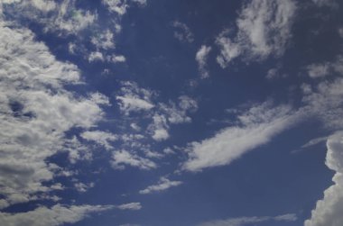 kabarık beyaz bulutlar bir yaz gününde sıcak, doğanın güzelliği ile mavi gökyüzü