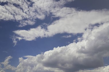 kabarık beyaz bulutlar bir yaz gününde sıcak, doğanın güzelliği ile mavi gökyüzü