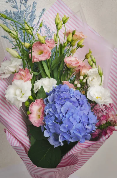  buket çiçek, pembe ve beyaz Eustoma çiçek ve mavi bir ortanca dahil olmak üzere güzel sarma kağıtlar, yakın çekim