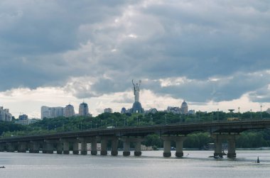 Paton sonra arabalar için 15 Haziran 2017 arasında Kiev, Ukrayna Dinyeper ismini Köprüsü