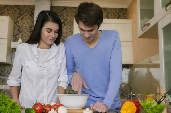 Schönes Junges Paar Bereitet Vegetarisches Essen Der Küche Niedlich Plaudern — Stockfoto