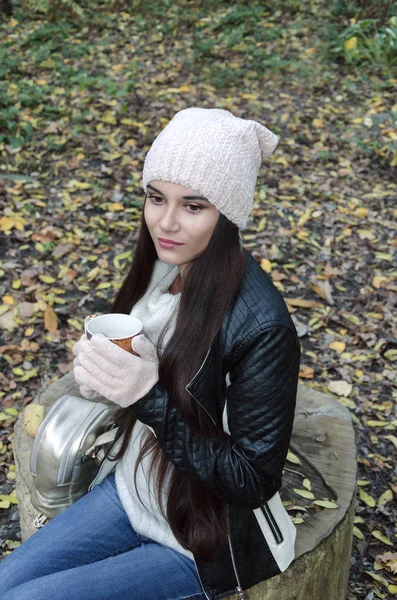 Молодая Девушка Шляпе Перчатках Чашкой Горячего Напитка Отдыхает Осеннем Парке — стоковое фото