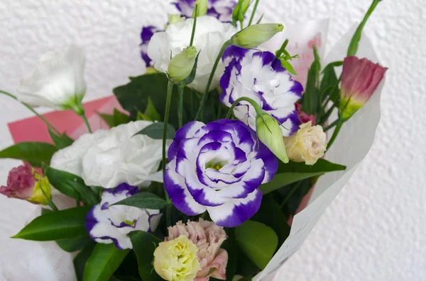 Bouquet Bellissimi Fiori Eustoma Altri Fiori Uno Sfondo Leggero Primo — Foto Stock