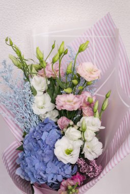 güzel çiçekler eustoma, ortanca ve hafif bir arka plan üzerinde diğer çiçekler Buket yakın çekim