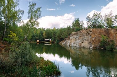 bir sıcak güneşli bir gün, Ukrayna, Zhytomyr bölgesi, Korostyshevsky bölgesi sonbahar orman kanyonda