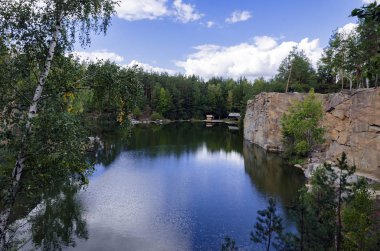 bir sıcak güneşli bir gün, Ukrayna, Zhytomyr bölgesi, Korostyshevsky bölgesi sonbahar orman kanyonda