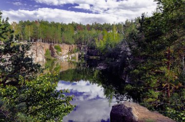 bir sıcak güneşli bir gün, Ukrayna, Zhytomyr bölgesi, Korostyshevsky bölgesi sonbahar orman kanyonda