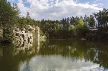 bir sıcak güneşli bir gün, Ukrayna, Zhytomyr bölgesi, Korostyshevsky bölgesi sonbahar orman kanyonda