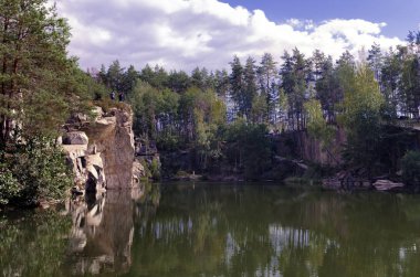 bir sıcak güneşli bir gün, Ukrayna, Zhytomyr bölgesi, Korostyshevsky bölgesi sonbahar orman kanyonda