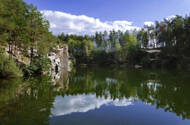 bir sıcak güneşli bir gün, Ukrayna, Zhytomyr bölgesi, Korostyshevsky bölgesi sonbahar orman kanyonda