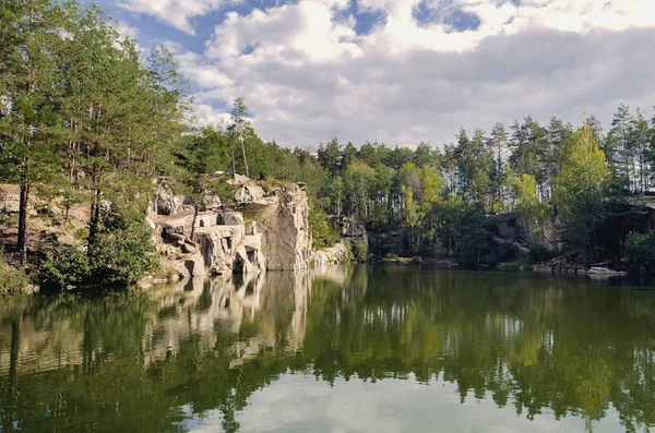 bir sıcak güneşli bir gün, Ukrayna, Zhytomyr bölgesi, Korostyshevsky bölgesi sonbahar orman kanyonda