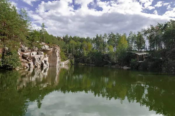 bir sıcak güneşli bir gün, Ukrayna, Zhytomyr bölgesi, Korostyshevsky bölgesi sonbahar orman kanyonda