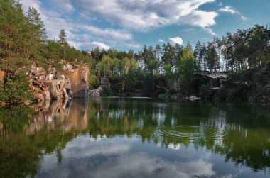 bir sıcak güneşli bir gün, Ukrayna, Zhytomyr bölgesi, Korostyshevsky bölgesi sonbahar orman kanyonda