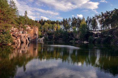 bir sıcak güneşli bir gün, Ukrayna, Zhytomyr bölgesi, Korostyshevsky bölgesi sonbahar orman kanyonda