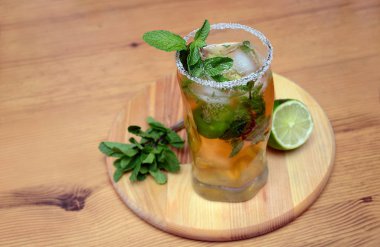 Çamaşır ve kireç, ahşap bir masa üzerinde buzlu tonik içmek