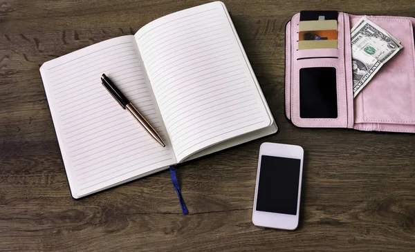 defter kalem, m-cüzdan ile para ve indirim kartları, telefon, ahşap arka plan ile