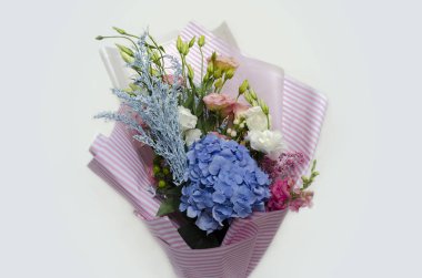 güzel çiçekler eustoma, ortanca ve hafif bir arka plan üzerinde diğer çiçekler Buket yakın çekim