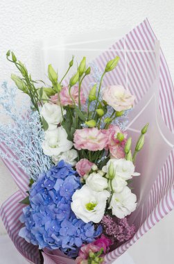 güzel çiçekler eustoma, ortanca ve hafif bir arka plan üzerinde diğer çiçekler Buket yakın çekim