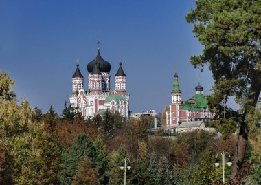 sıcak sonbahar öğleden sonra Kiev Ukrayna Panteleimon Kilisesi ağaçlarıyla çevrili güzel Ortodoks Kilisesi,