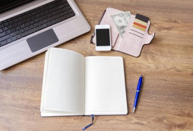defter kalem, m-cüzdan ile para ve indirim kartları, telefon, ahşap arka plan ile