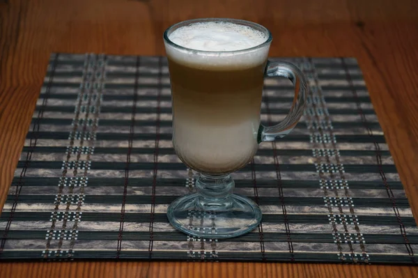 Kaffe i ett vackert glas kopp — Stockfoto