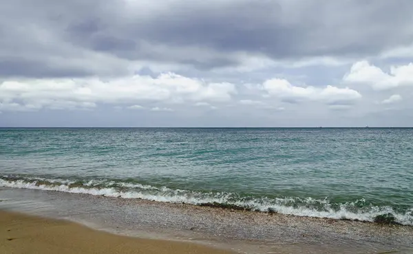 波と砂浜 曇り空 夏の日 黒海沿岸 — ストック写真