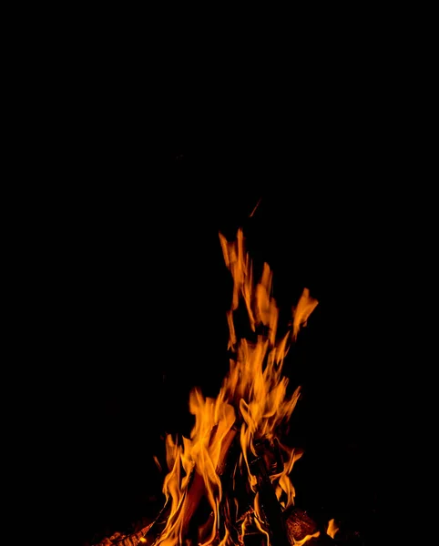 红色火焰与煤炭 燃烧的树 在黑暗的背景上给予热和光 — 图库照片