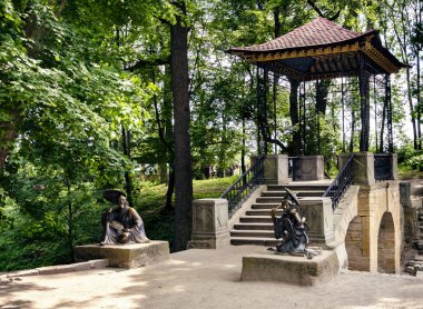 Japon tarzı çatı Köprüsü ve heykeller Japon erkek ve kadın, genel bir park var eğlenceli gün