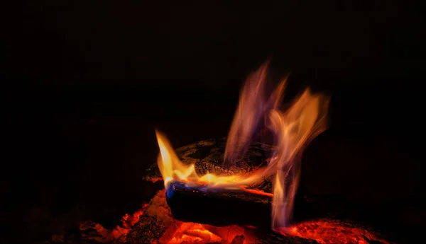 Flamme Aus Brennendem Holz Verleiht Wärme Und Licht Auf Schwarzem — Stockfoto