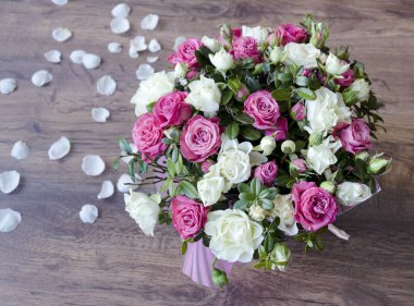 hafif bir arka plan üzerinde gül buket güzel yakın çekim