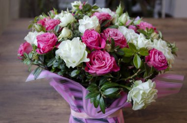 hafif bir arka plan üzerinde gül buket güzel yakın çekim