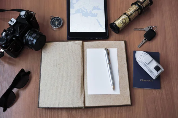 Σημειωματάριο Notepad Διαβατήριο Γυαλιά Ασφάλειας Φωτογραφική Μηχανή Τηλέφωνο Και Πυξίδα — Φωτογραφία Αρχείου
