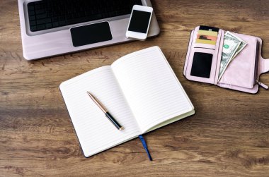 defter kalem, m-cüzdan ile para ve indirim kartları, telefon, ahşap arka plan ile