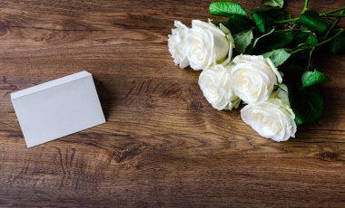 ahşap arka plan üzerinde beyaz gül ile tebrik kartı. Vintage tonlama - görüntü