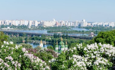 Ortodoks Kilisesi, nehir ve şehirde bir çiçek Bahçe zemin üzerine Lila, ilkbahar, Ukrayna, Kiev