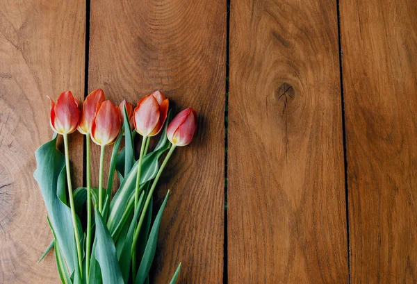 Flores Rojas Tulipán Jardín Sobre Fondo Madera Cerca —  Fotos de Stock