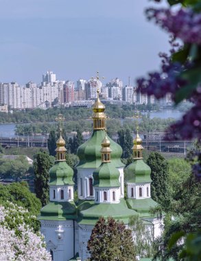 Bir haç ve bir kubbe ile Ortodoks Kilisesi