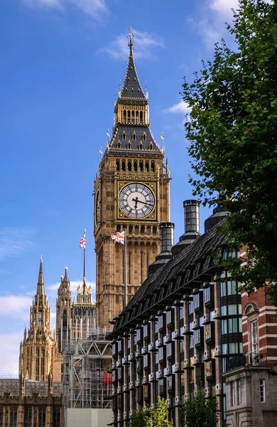 Big Ben e il vecchio edificio di restauro Londra — Foto Stock