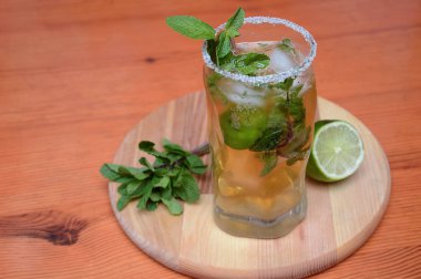 Mojito içeceği olarak cam tabak, ahşap masa üzerinde