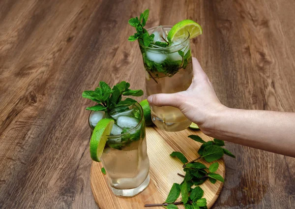 Ženská ruka drží sklenici s mojito drink — Stock fotografie