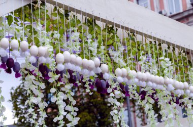 Paskalya süsleri, yapay yaprak ve çiçek ile dekoratif parlak çiçek