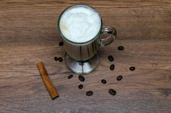 Minuman panas dengan kopi dan susu — Stok Foto
