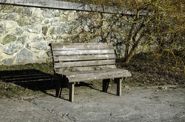 Holzbank zum Ausruhen — Stockfoto