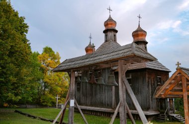 ahşap Hıristiyan kilisenin arka planda Vintage çan